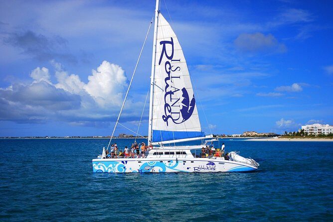 Family Catamaran & Snorkeling Cruise Turks & Caicos - Open bar, pastries, fruit, and a live DJ: how the vibe plays out