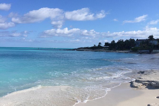 Providenciales Unmissable Sightseeing Tour - Rum punch and snacks onboard: the small comforts that matter
